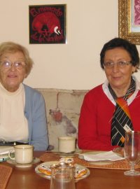 Helena Kosková (vpravo) se sestrou Evou Vaňkovou v roce 2012