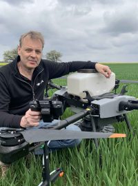 Jaroslav Řešátko připravuje ke startu velký dron