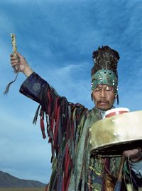 Šaman z šamanského centra Tos Deer (Devět nebes) provádí rituální obřad. Kyzyl, Tuvinská republika, Rusko