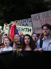 Srbsko proti násilí. Na demonstraci v Bělehradu přišly o víkendu protestovat desítky tisíc lidí