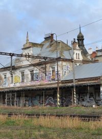 Zchátralé nádraží na pražském Vyšehradě.