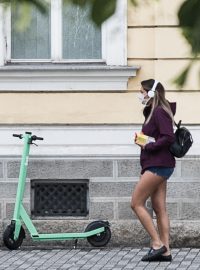 Brno zpřísnilo pravidla pro parkování sdílených elektrických koloběžek (ilustrační foto)