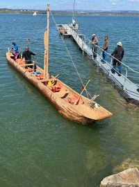 Skupina experimentálních archeologů znovu vyzkoušela na přehradní nádrži Rozkoš u České Skalice čluny vydlabané z jednoho kusu dřeva