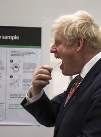 Britský premiér Boris Johnson si na univerzitě v Leicestru dělá test na koronavirus