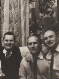 Silvestr roku 1968 u Lukšíčků, zleva: Jindřich (Vlk) Valenta, Oldřich (Hoby) Rottenborn, František (Stopař) Bobek, Jiří (Rys) Lukšíček, Jiří (Grizlly) Oktábec