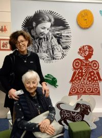 Výstava Kouzlení Kornelie Němečkové, Kornelie Němečková s Miladou Frolcovou, kurátorkou výstavy