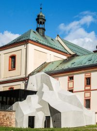 Obří umělá skála poslouží jako vchod do nového návštěvnického centra a muzea Krkonoš ve Vrchlabí
