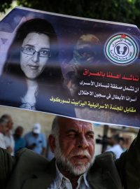 Demonstrace ve městě Gaza za propuštění izraelsko-ruské vědkyně Elizabeth Curkov