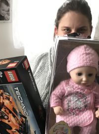 Žena dostala od cizího muže z Prahy dárky pro své dvě děti