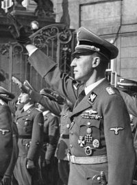 Pražský hrad v neděli 28. září 1941 dopoledne. SS-Gruppenführer Reinhard Heydrich se právě oficiálně ujal vlády nad protektorátem Čechy a Morava