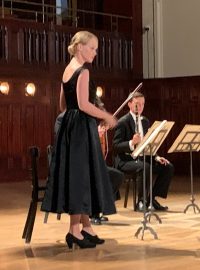 Herečka Dominika Morávková hraje ve filmu Terezín na housle
