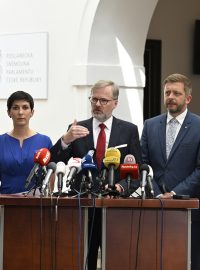 Představitelé stran vládní koalice, zleva Marian Jurečka, Markéta Pekarová Adamová, premiér Petr Fiala, Vít Rakušan a Ivan Bartoš