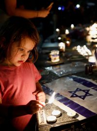 Lidé v Tel Avivu si pietou připomněli měsíc od teroristického útoku na Izrael