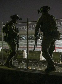 Vojáci na letišti v Kábulu