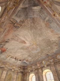 Restaurátoři na stěnách a stropě na Nové radnici odkryli velkou fresku s vyobrazeným zasedáním moravského zemského soudu