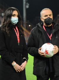 Novinářka Greta Beccaglia a prezident Národní profesionální ligy B italského fotbalu Mauro Balata