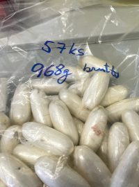 57 kusů tobolek kokainu, obsah jednoho žaludku