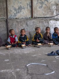 Chlapci u snídaně v Nepálu