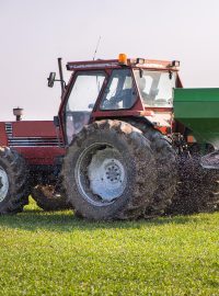 Traktor rozmetá na pole dusíkaté hnojivo