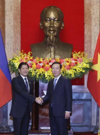 Vietnamský prezident Vo Van Thuong (vpravo) se svým filipínským protějškem Ferdinandem Marcosem