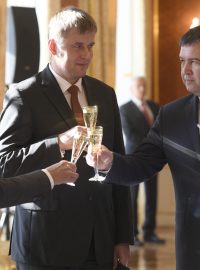 Prezident Miloš Zeman s nově jmenovaným ministrem zahraničí Tomášem Petříčkem (druhý zleva) Zcela vlevo premiér Andrej Babiš a druhý zprava ministr vnitra Jan Hamáček