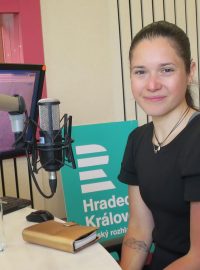 Barbora Kafková ve studiu Českého rozhlasu Hradec Králové