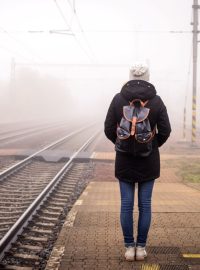 Žena čekající na vlak