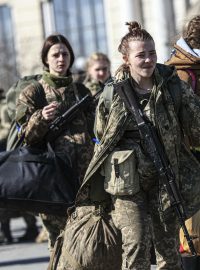 Vidíme, že bojovnic se zbraní v ruce je na Ukrajině také hodně, mluví se o tom, že tvoří asi 18 procent sil zapojených do obrany, socioložka Lucie Jarkovská