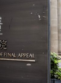 Australští a kanadští soudci potvrdili, že zůstanou na nejvyšším soudu v Hongkongu poté, co dva vysoce postavení britští soudci rezignovali