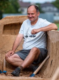 Archeolog Radomír Tichý dokončuje v Archeoparku Všestary plavidlo vydlabané z jednoho kusu kmene