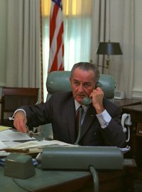 Americký prezident Lyndon B. Johnson v Oválné pracovně v lednu 1968.