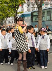 Školáci na ulici v Šanghaji