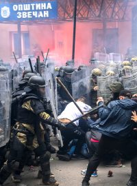 Srbové se 29. května při protestech ve Zvečanu střetli s jednotkami KFOR