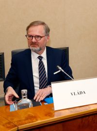 Premiér Petr Fiala a ministr financí Zbyněk Stanjura během zasedání vlády