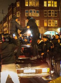 Fanoušci v Amsterdamu během oslav fotbalového vítězství Maroka