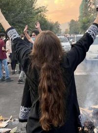 Íránské ženy stojí v první linii protestů a bojují proti represivním složkám (Teherán, Írán)