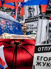 Demonstranti v Moskvě požadovali propuštění studenta Jegora Žukova