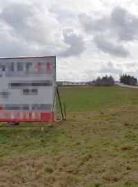 Vozíky s billboardy stále stojí u některých silnici první třídy v Plzeňském kraji