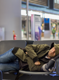 muž letiště spánek
