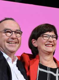 Německé sociální demokraty povedou bývalý ministr financí v Severním Porýní-Vestfálsku Norbert Walter-Borjans a spolková poslankyně Saskia Eskenová