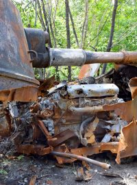 Zničené ruské armádní vozidlo u silnice Kyjev-Ovruč