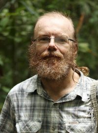 Biolog Vojtěch Novotný zkoumá tropický prales na Papui-Nové Guineji.