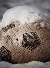 Fotbalové zápasy Liberce a Jablonce jsou kvůli sněhu odloženy na neurčito (ilustrační snímek)