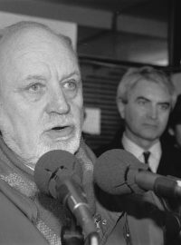 Radim Palouš promlouvá k účastníkům demonstrace na podporu prezidenta republiky Václava Havla (19. listopadu 1991)