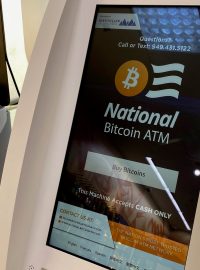 Bankomat na bitcoiny na čerpací stanici v Los Angeles v Kalifornii