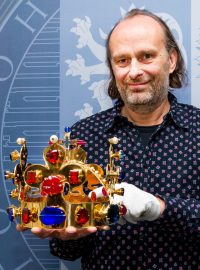 Šperkař Jiří Belda představuje kopii Svatováclavské koruny