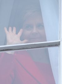 Nicola Sturgeonová mává lidem, kteří se shromáždili před jejím sídlem Bute House v Edinburghu po oznámení, že rezignuje