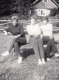 Dagmar Stachová s maminkou Miladou Ježovou a babičkou Annou Veverkovou po propuštění Milady Ježové z vězení
