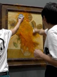 Aktivistky v Londýně nejprve polily obraz rajčatovou polévkou a pak se přilepily ke stěně
