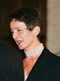 Věra Kunderová převzala vyznamenání za svého manžela Milana Kunderu - Medaili Za zásluhy. Archivní snímek z roku 1995